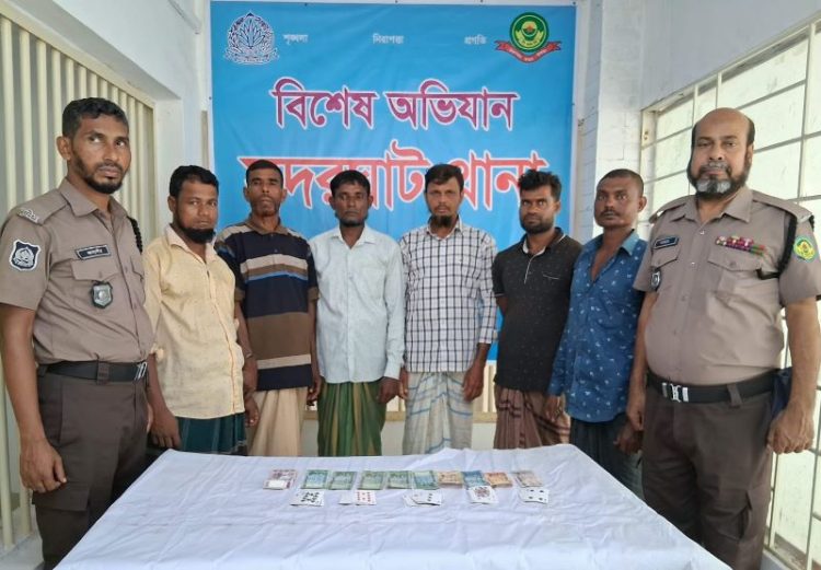 সদরঘাটে জুয়া খেলার সময় ছয়জন গ্রেপ্তার