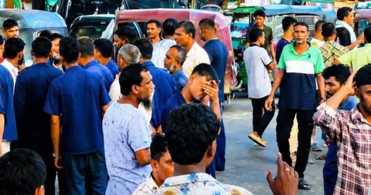 গ্যাস না পেয়ে ষোলশহরে বিক্ষুব্ধ চালকদের সড়ক অবরোধ