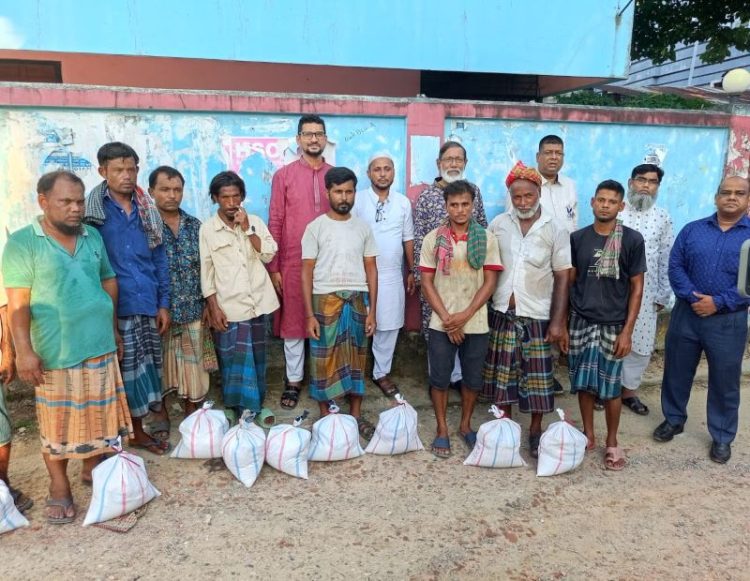 বান্দরবানে এপেক্স ক্লাব অব কর্নফুলীর ত্রাণসামগ্রী বিতরণ