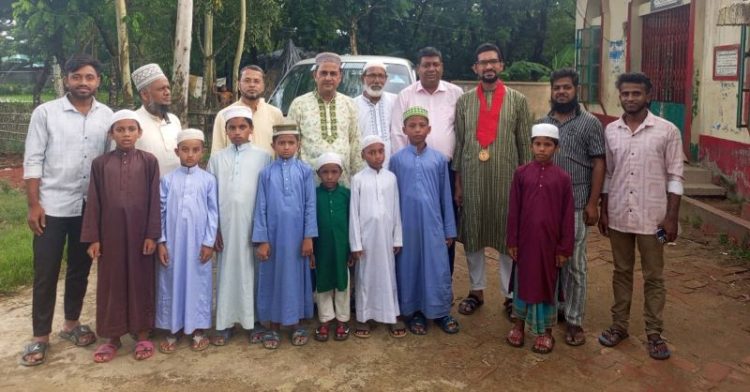 বাঁশখালীতে এতিমখানায় এপেক্স ক্লাব অব কর্ণফুলীর খাদ্যসামগ্রী বিতরণ