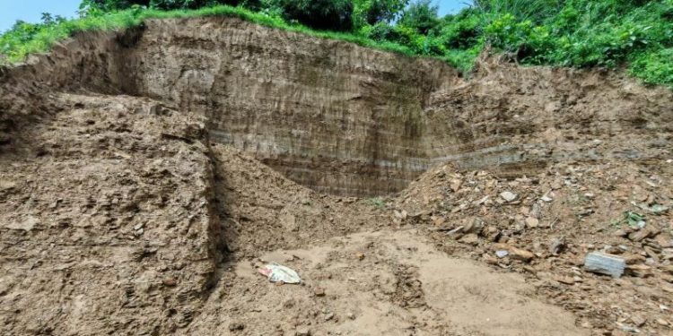 খুলশীতে ২০ হাজার ঘনফুট পাহাড় কাটার অভিযোগে মামলা