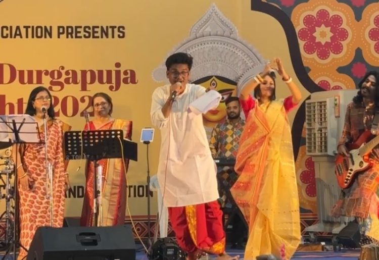 আহমেদাবাদে দুর্গাপুজোর মঞ্চে দর্শক মাতালেন চট্টগ্রামের ছেলে অভ্র