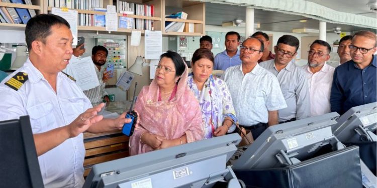 আমেরিকা থেকে আমদানিকৃত গমবাহী জাহাজ পরিদর্শন খাদ্যমন্ত্রীর