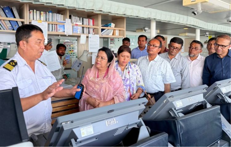 আমেরিকা থেকে আমদানিকৃত গমবাহী জাহাজ পরিদর্শন খাদ্যমন্ত্রীর