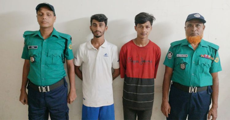 হালিশহরে সাংবাদিককে জিম্মি করে টাকা লুট, গ্রেপ্তার দুই