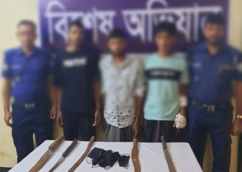 জোরারগঞ্জে আন্তঃজেলা ডাকাত দলের তিন সদস্য গ্রেপ্তার, অস্ত্র ও মুখোশ উদ্ধার