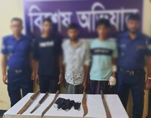 জোরারগঞ্জে আন্তঃজেলা ডাকাত দলের তিন সদস্য গ্রেপ্তার, অস্ত্র ও মুখোশ উদ্ধার