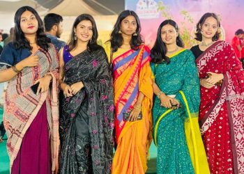 মহাসমারোহে আহমেদাবাদে নবরাত্রির উদ্বোধন, অংশ নিলেন শতাধিক বাংলাদেশি শিক্ষার্থী