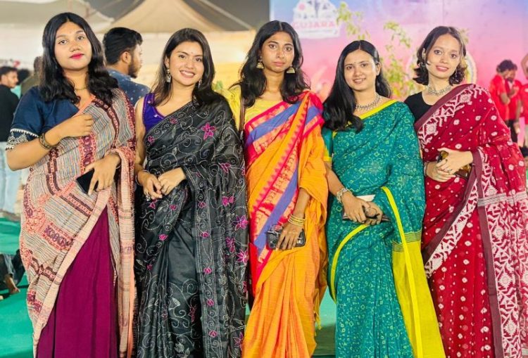 মহাসমারোহে আহমেদাবাদে নবরাত্রির উদ্বোধন, অংশ নিলেন শতাধিক বাংলাদেশি শিক্ষার্থী
