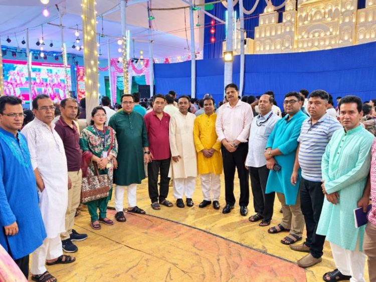 সম্প্রীতির বার্তা নিয়ে জেএম সেন হল পূজামণ্ডপে সার্ক মানবাধিকার ফাউন্ডেশন